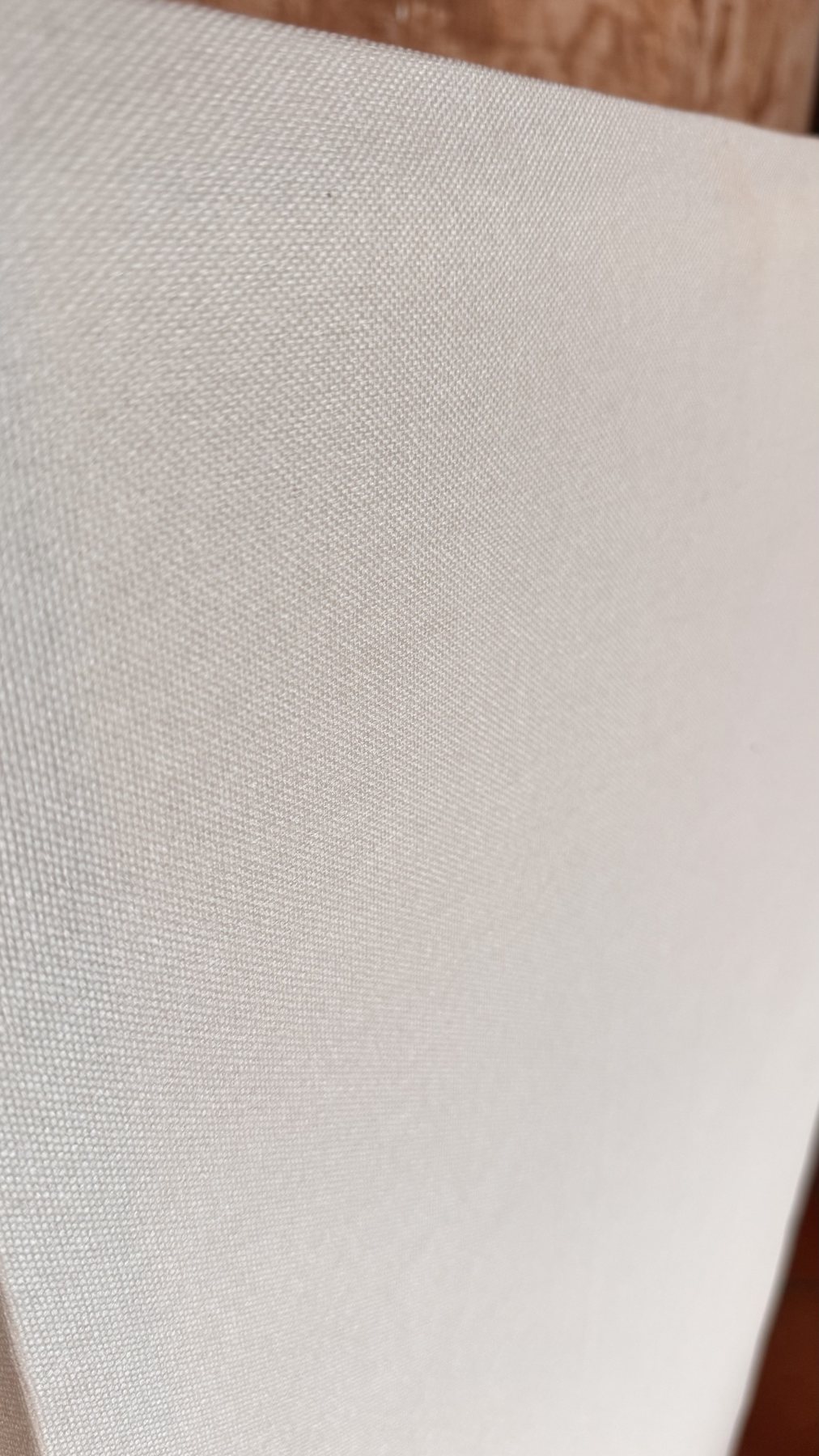 Detalle de la tela blanca de poliéster del panel acústico